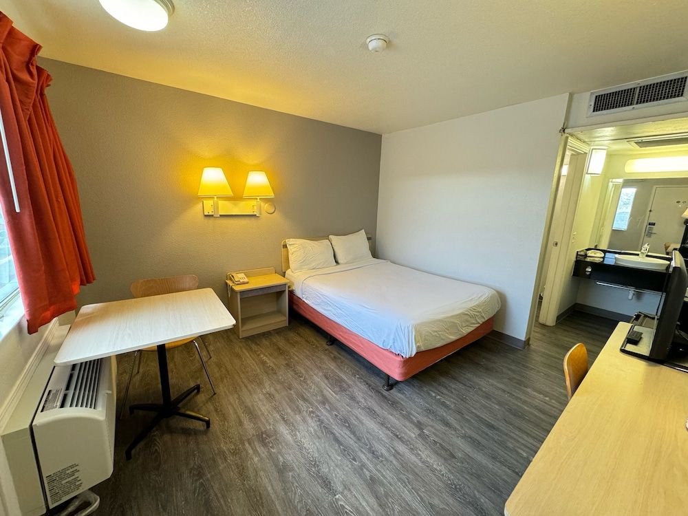 Motel 6 Casper Deluxe Room, 1 Queen Bed, Non Smoking, Refrigerator & Microwave 3