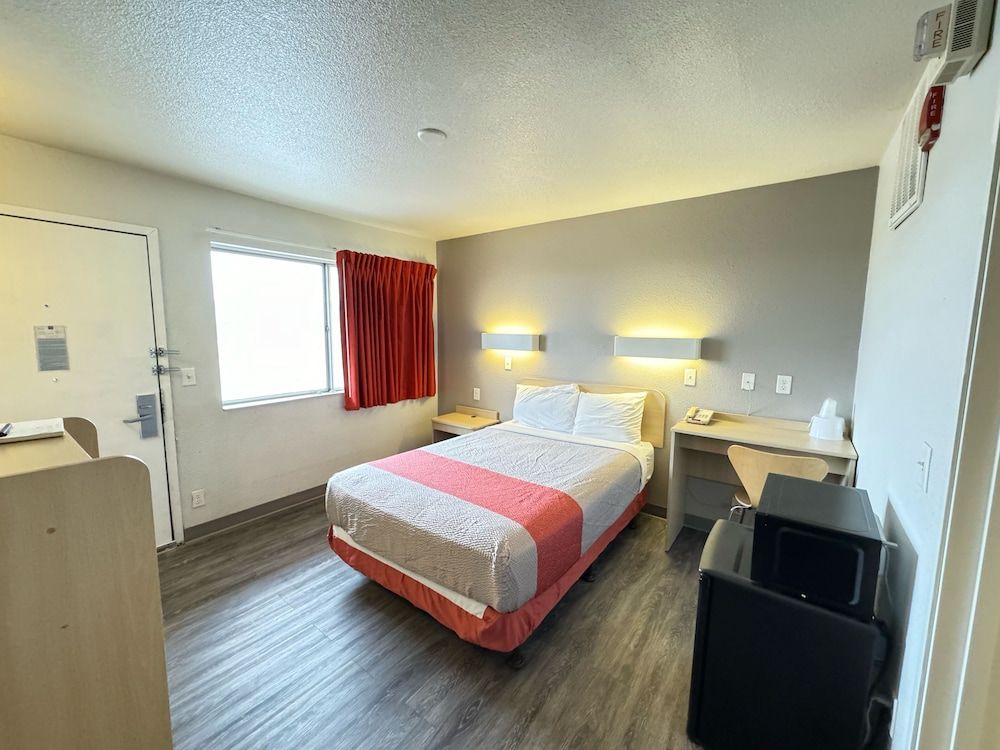 Motel 6 Casper Standard Room, 1 Queen Bed, Accessible, Non Smoking 4