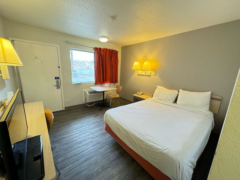 Motel 6 Casper Deluxe Room, 1 Queen Bed, Non Smoking, Refrigerator & Microwave