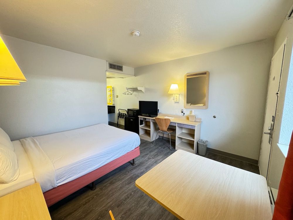 Motel 6 Casper Deluxe Room, 1 Queen Bed, Non Smoking, Refrigerator & Microwave 5