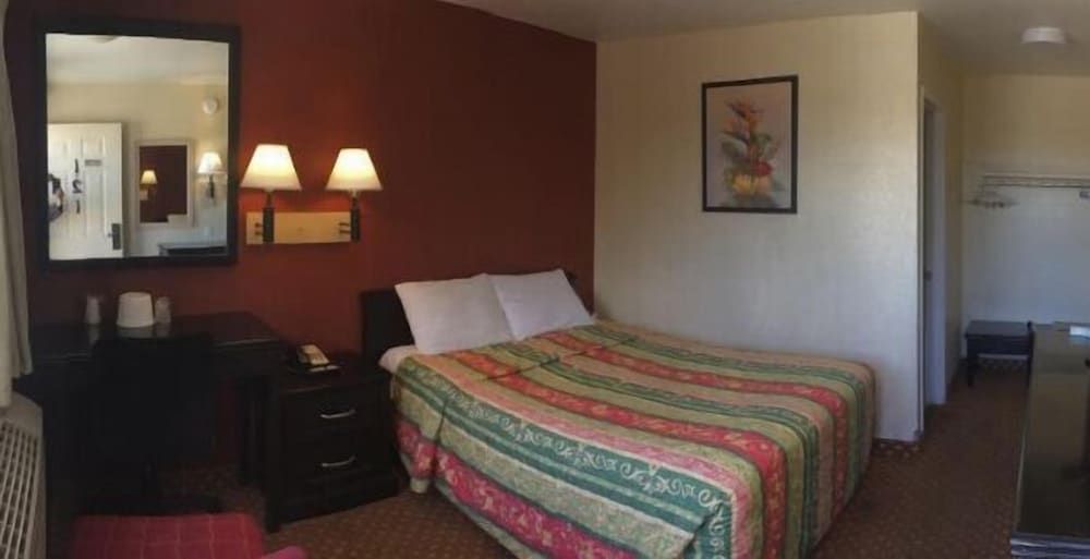Hilltop Inn & Suites Standard Room, 2 Double Beds