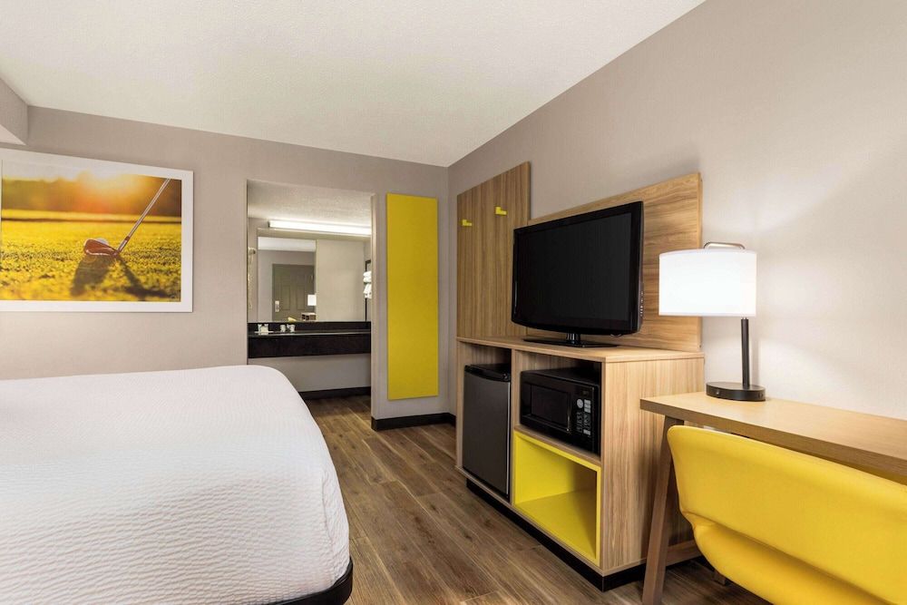 Room, 1 King Bed, Smoking (2nd Floor)