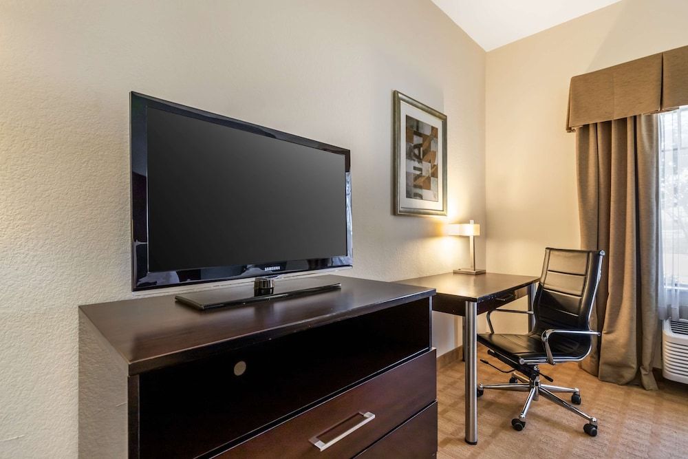 Best Western Plus Lytle Inn & Suites Standard Room, 1 King Bed, Non Smoking, Refrigerator & Microwave (Shower Only) 4