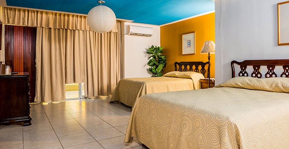 Gran Hotel Paris Suite 2