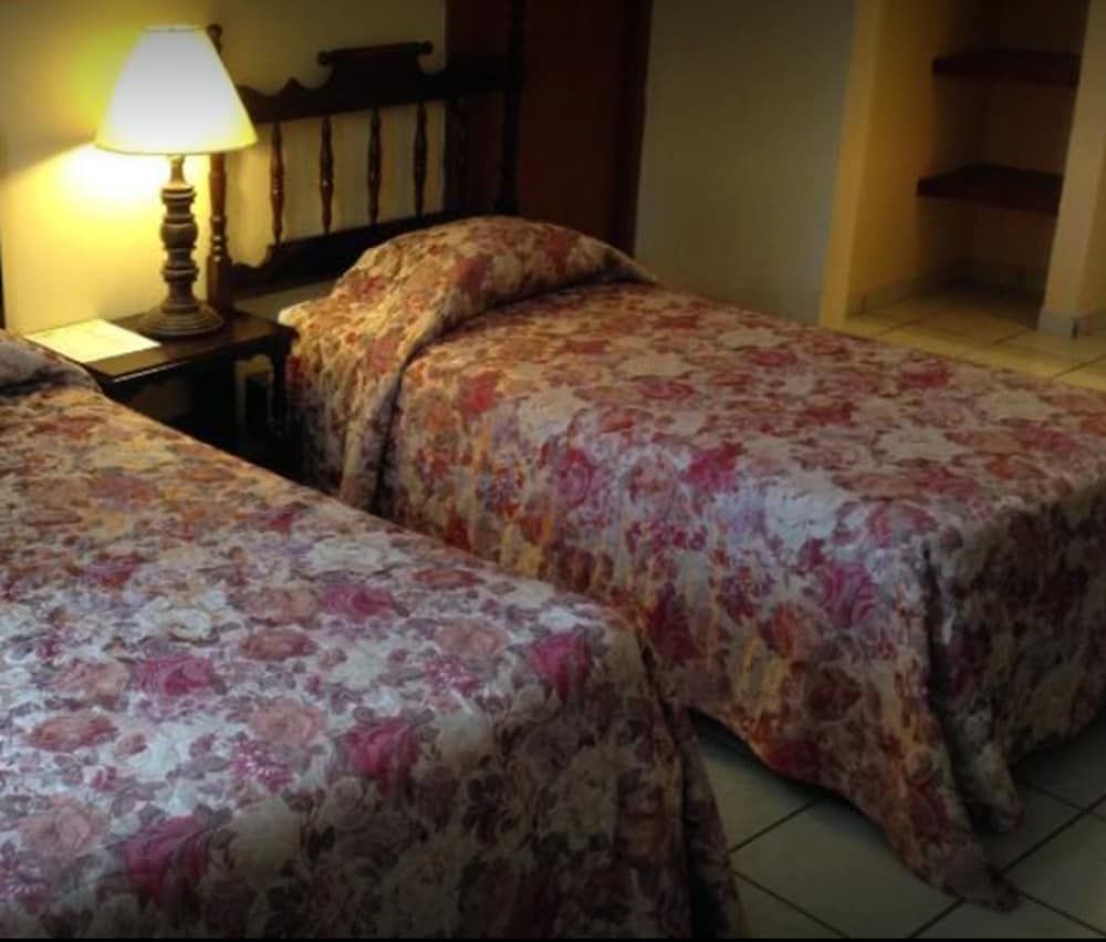 Gran Hotel Paris Classic Twin Room 2