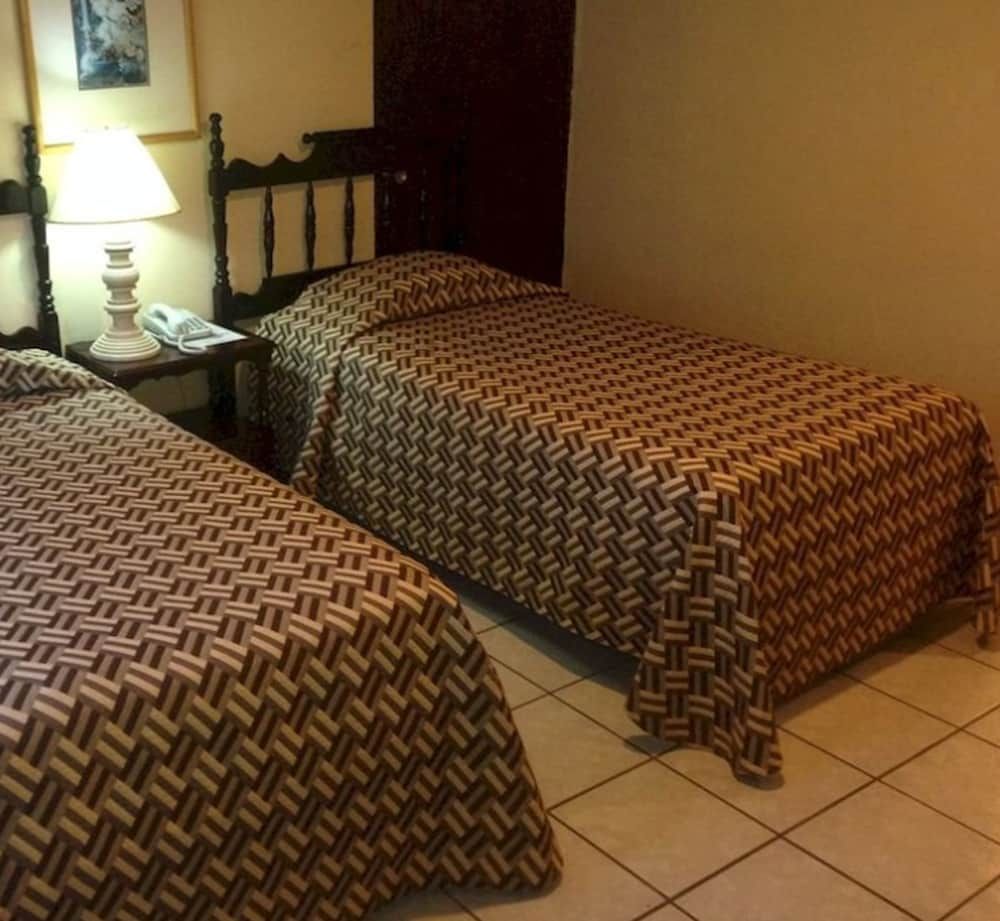 Gran Hotel Paris Classic Twin Room 3