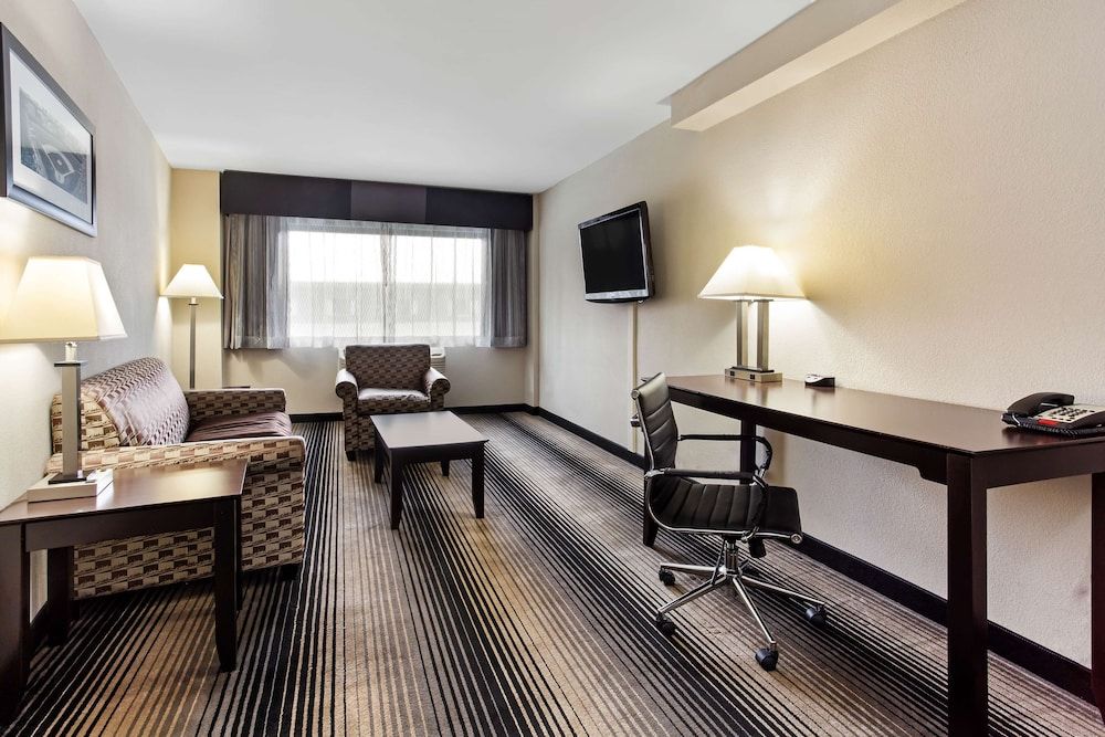 undefined Best Western Plus Hyde Park Chicago Hotel 4