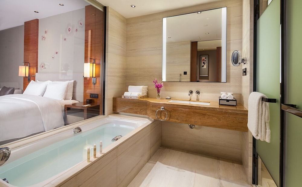 DoubleTree by Hilton Guangzhou Science City-Free Shuttle Bus Service During Canton Fair Period Guest king Room with Garden View 3