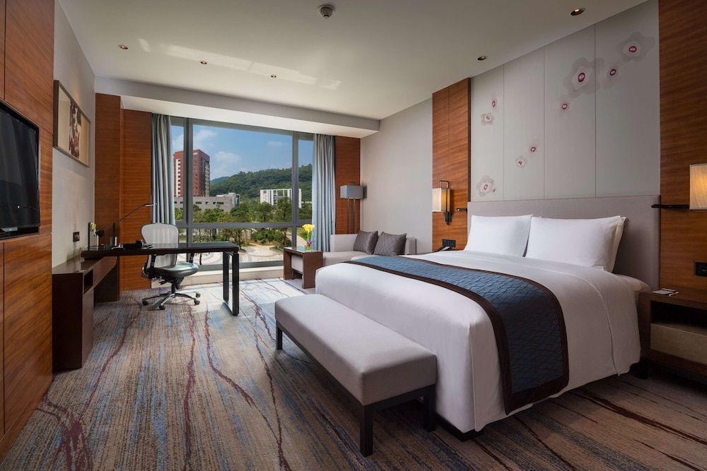 DoubleTree by Hilton Guangzhou Science City-Free Shuttle Bus Service During Canton Fair Period Guest king Room with Garden View 2