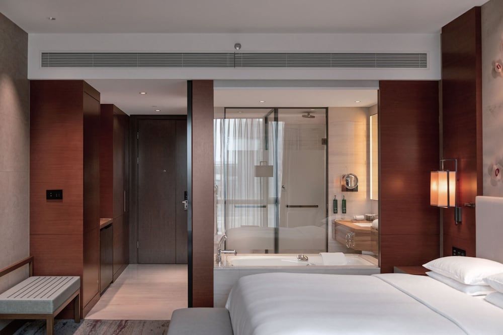 DoubleTree by Hilton Guangzhou Science City-Free Shuttle Bus Service During Canton Fair Period Guest king Room with Garden View 4