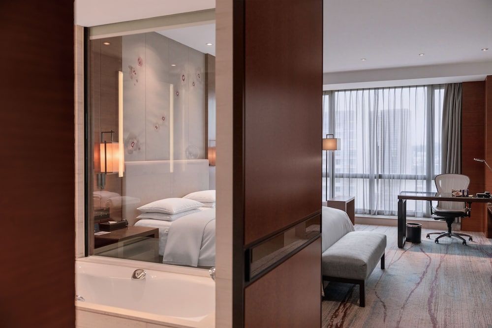 DoubleTree by Hilton Guangzhou Science City-Free Shuttle Bus Service During Canton Fair Period Guest king Room with Garden View 5