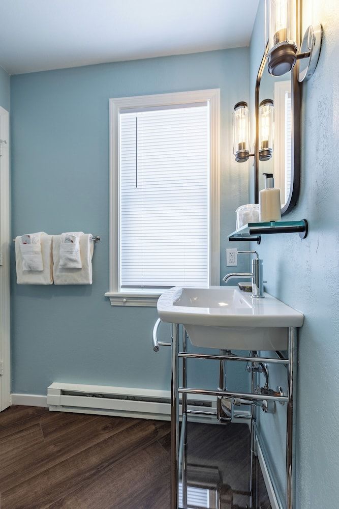 The Wolfeboro Inn Premier Studio Suite 9