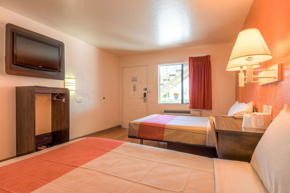 Motel 6 Chula Vista, CA - San Diego Standard Room, 2 Double Beds, Non Smoking 3