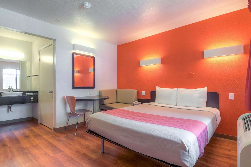 Motel 6 Chula Vista, CA - San Diego Deluxe Room, 1 Queen Bed, Non Smoking, Refrigerator 3