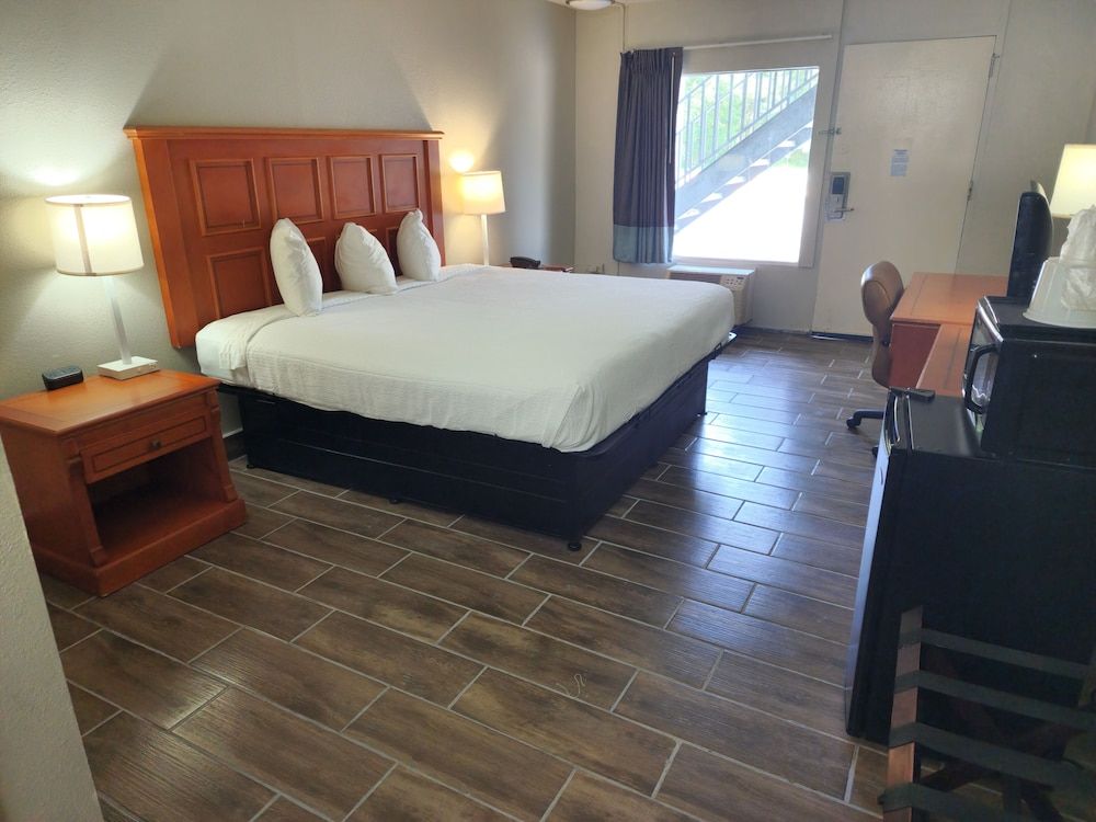 Days Inn by Wyndham Hardeeville Near Hilton Head Room, 1 King Bed, Non Smoking 4