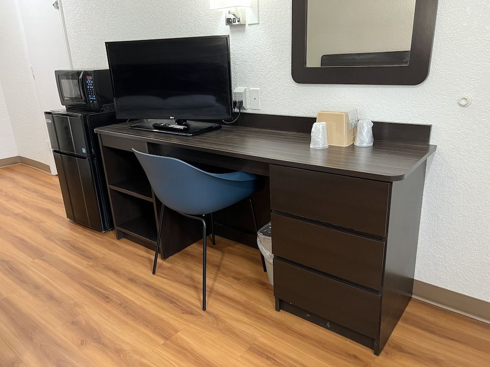 Motel 6 Longview, TX Standard Room, 2 Double Beds, Smoking, Refrigerator & Microwave 6