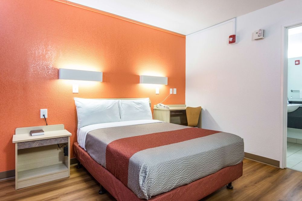 Motel 6 Longview, TX Standard Room, 1 Double Bed, Accessible, Smoking 4