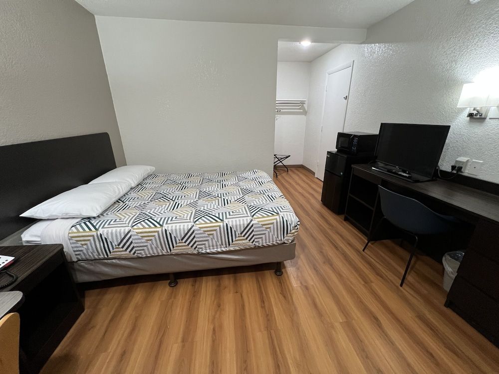 Motel 6 Longview, TX Standard Room, 1 Queen Bed, Smoking, Refrigerator & Microwave 2