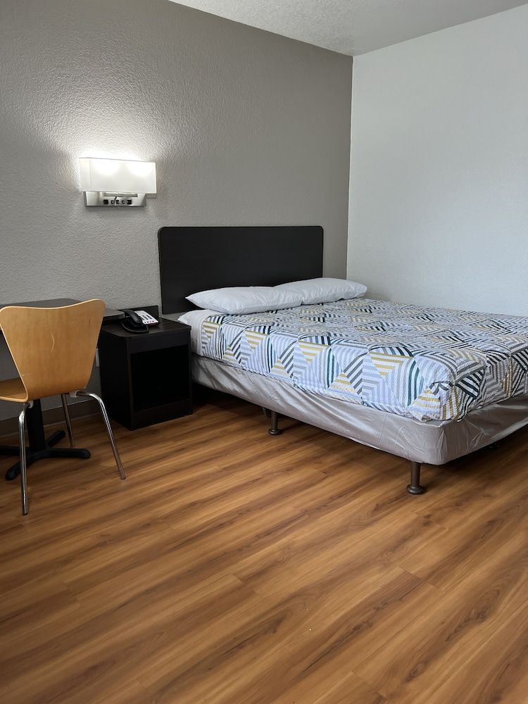 Motel 6 Longview, TX Standard Room, 1 Queen Bed, Smoking, Refrigerator & Microwave 6