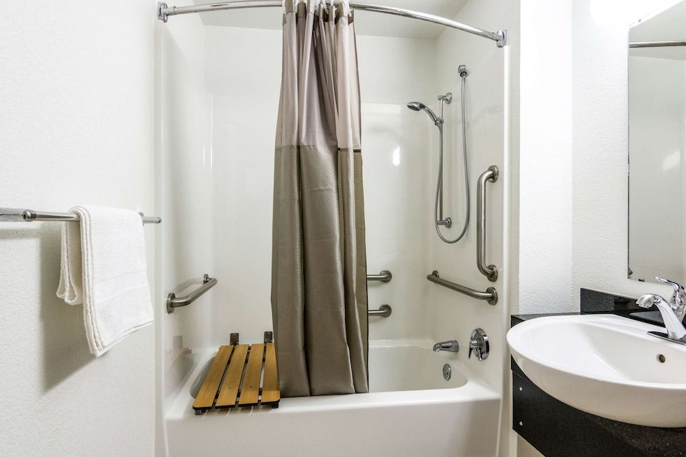 Motel 6 Longview, TX Standard Room, 1 Double Bed, Accessible, Smoking 8