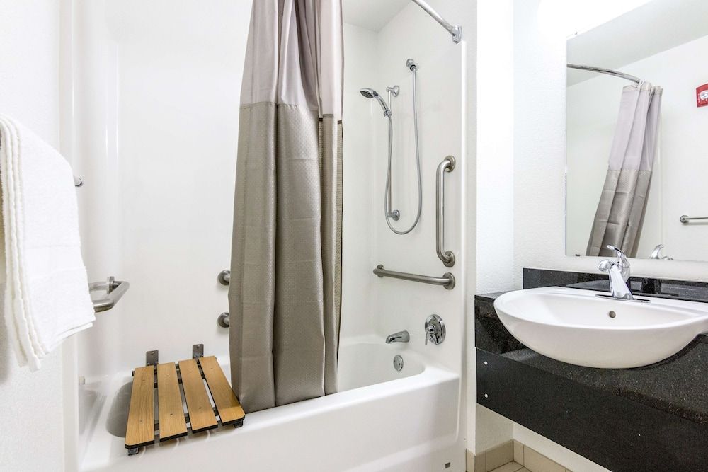 Motel 6 Longview, TX Standard Room, 1 Double Bed, Accessible, Smoking 7