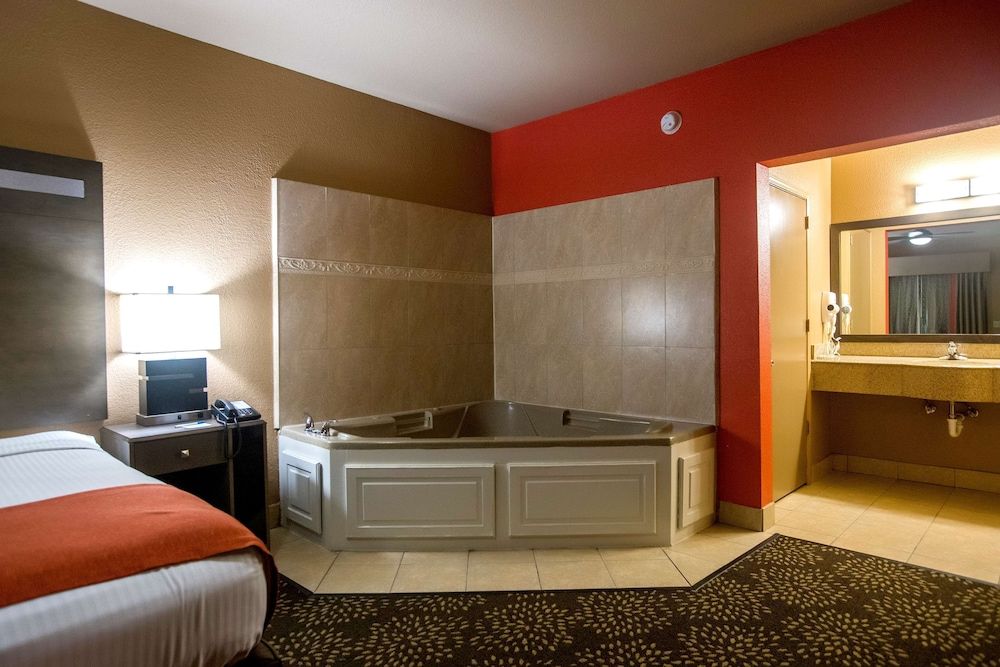 Best Western Executive Inn El Campo Standard Room, 1 King Bed, Non Smoking, Jetted Tub 4