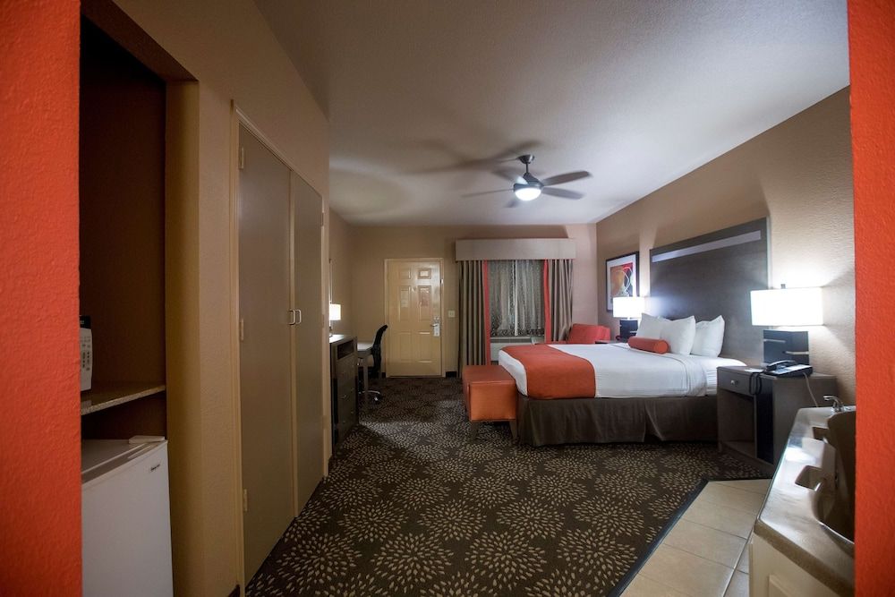Best Western Executive Inn El Campo Standard Room, 1 King Bed, Non Smoking, Jetted Tub 2