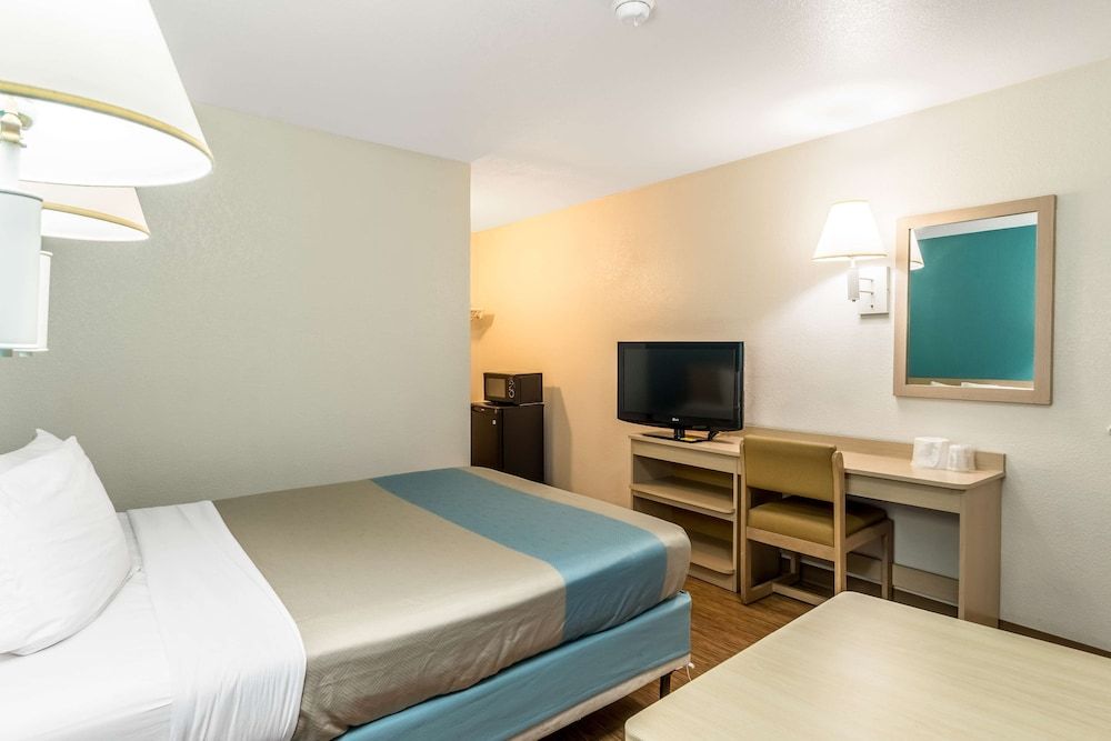 Motel 6 El Centro, CA Standard Room, 1 Queen Bed, Smoking 5