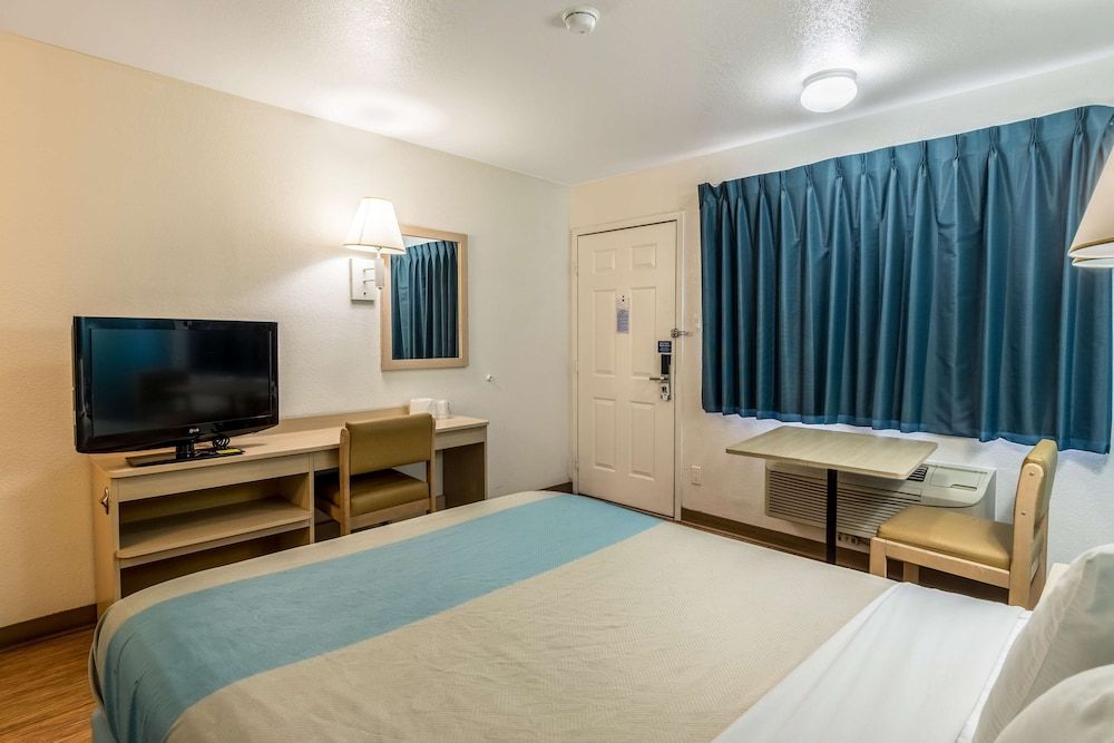 Motel 6 El Centro, CA Standard Room, 1 Queen Bed, Smoking 6