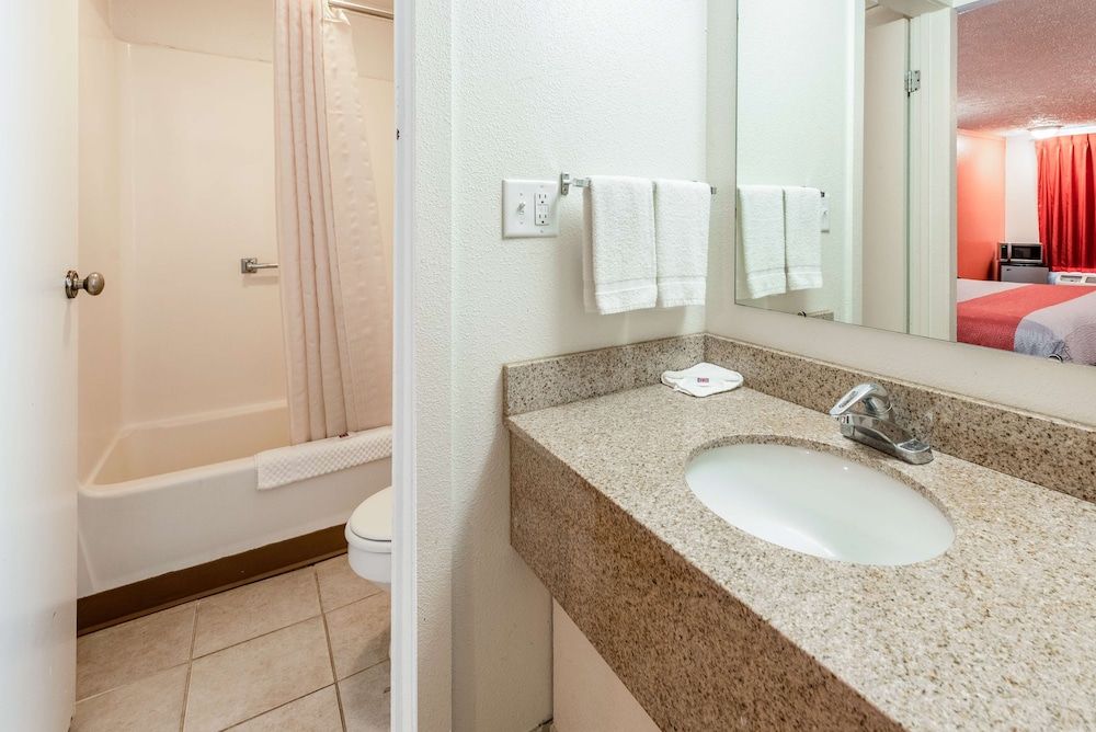 Motel 6 Mansfield, OH Standard Room, 2 Queen Beds, Smoking 4