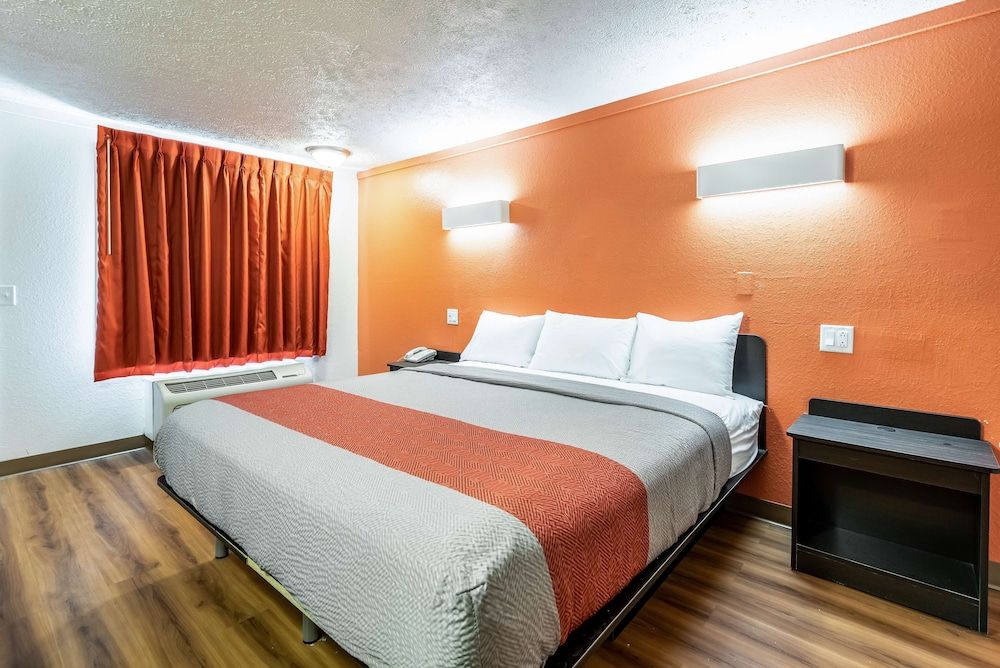 Motel 6 Mansfield, OH Standard Room, 1 King Bed, Non Smoking 4