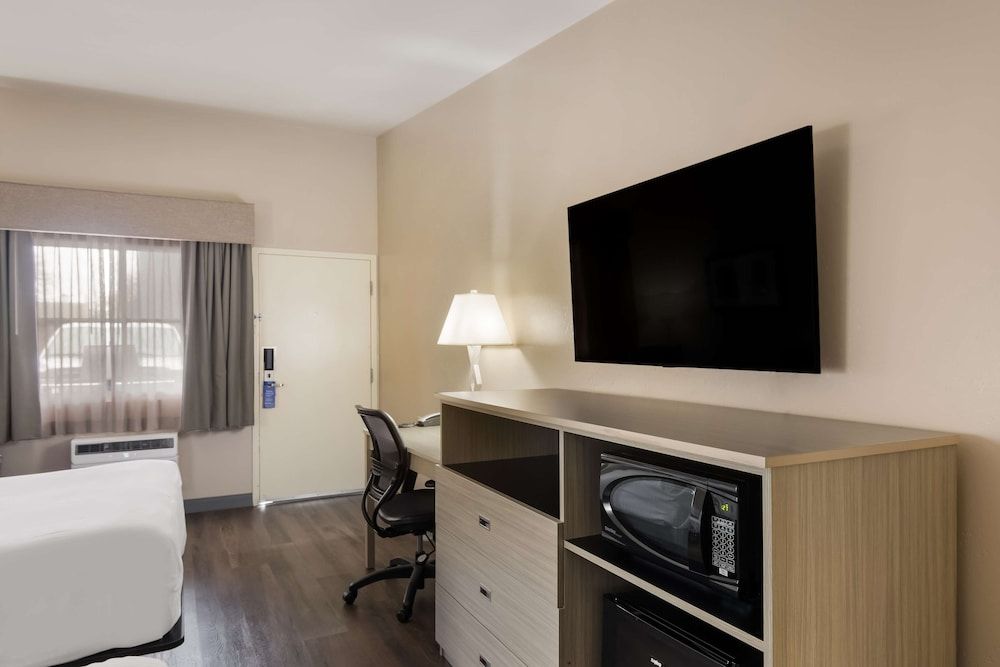 Best Western New Oregon Standard Room, 2 Queen Beds, Non Smoking, Refrigerator & Microwave (Pet Friendly) 3
