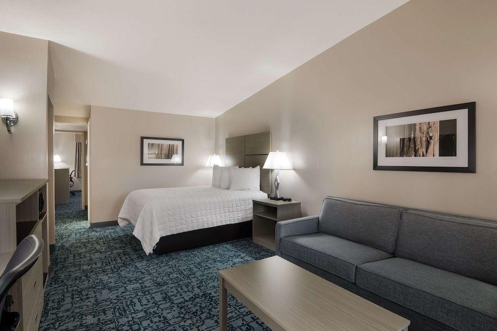 Family Suite, Multiple Beds, Non Smoking, Refrigerator & Microwave (Queen sofabed)