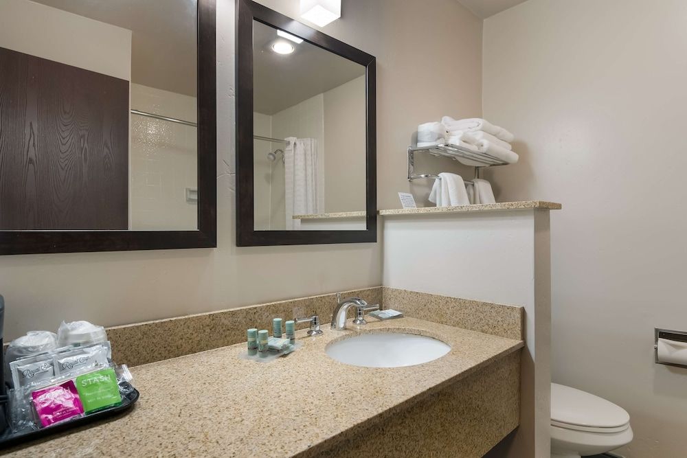 Best Western New Oregon Standard Room, 2 Queen Beds, Non Smoking, Refrigerator & Microwave (Pet Friendly) 2