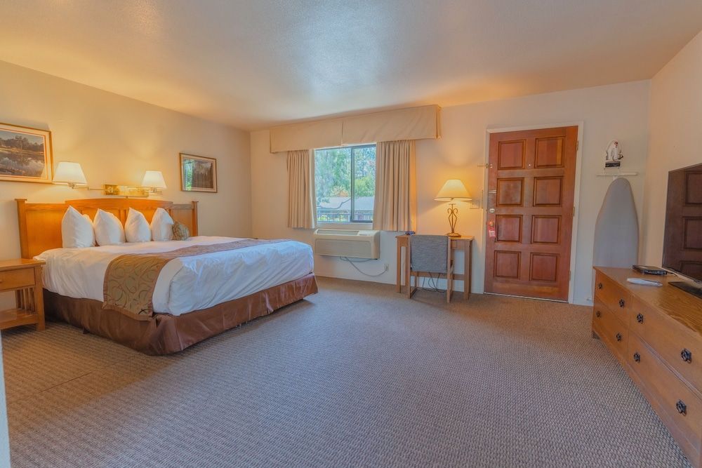 Mariposa Lodge Standard Room, 1 King Bed 7