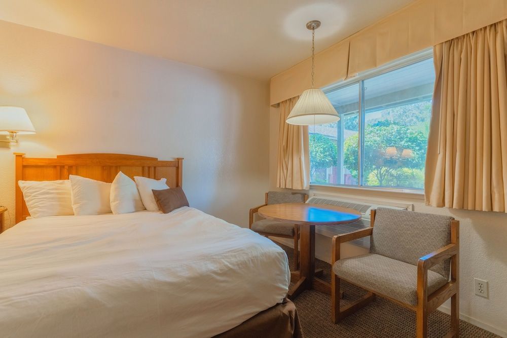 Mariposa Lodge Standard Double Room