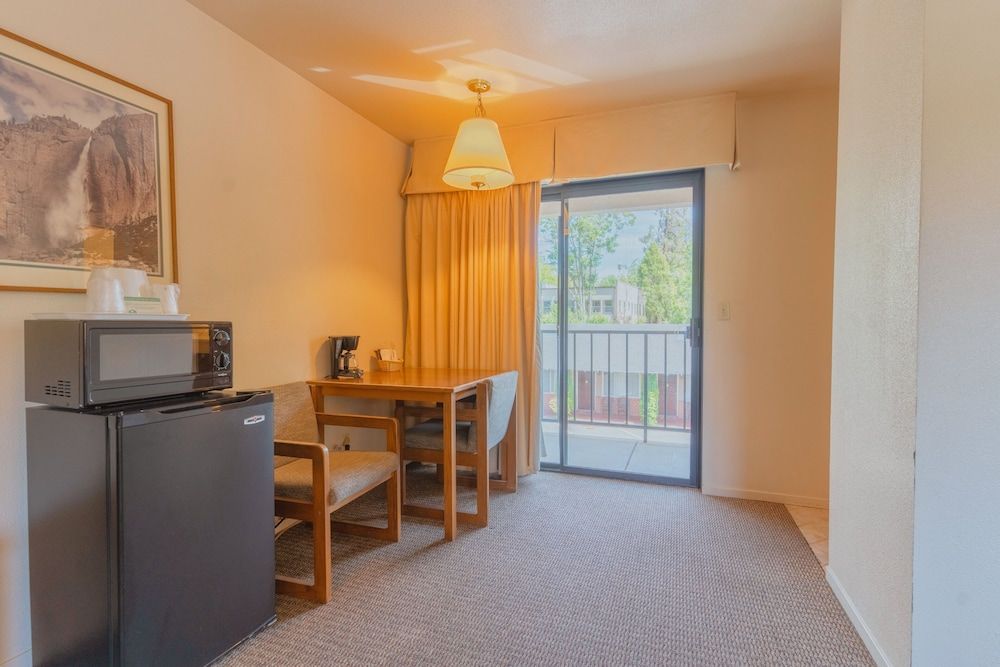 Mariposa Lodge Standard Room, 1 King Bed 17