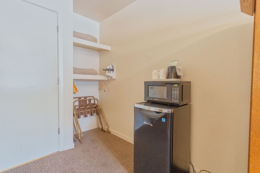 Mariposa Lodge Standard Room, 1 King Bed 20