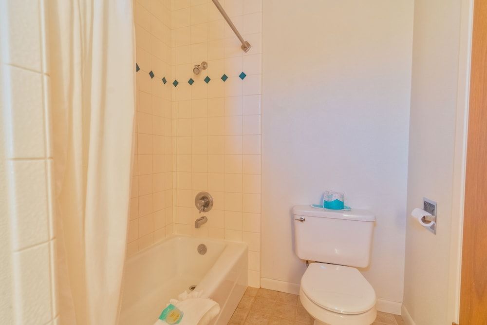 Mariposa Lodge Standard Room, 1 King Bed 13