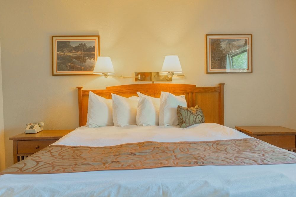 Mariposa Lodge Standard Room, 1 King Bed 6