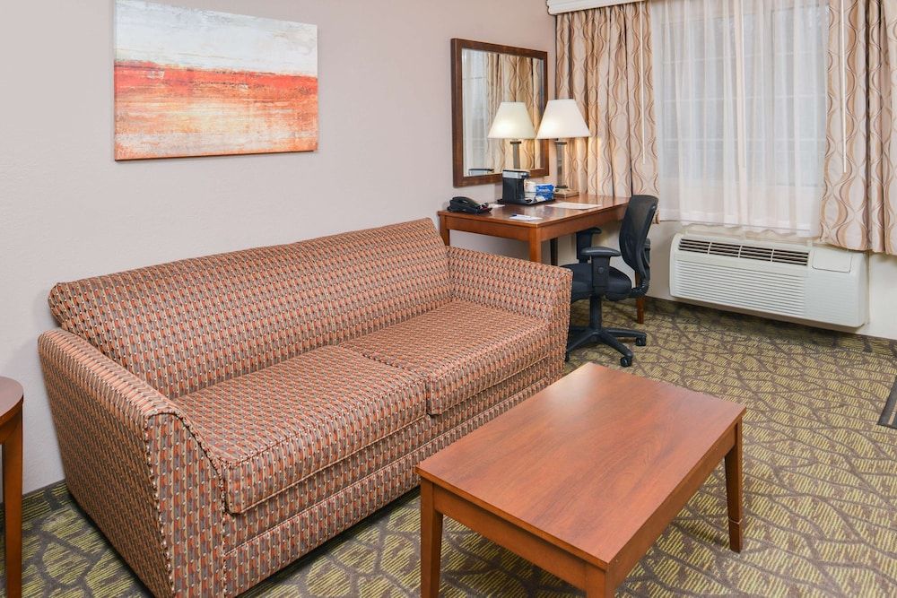 Best Western Of Hartland Suite, 1 Queen Bed, Non Smoking, Refrigerator (with Sofabed) 3