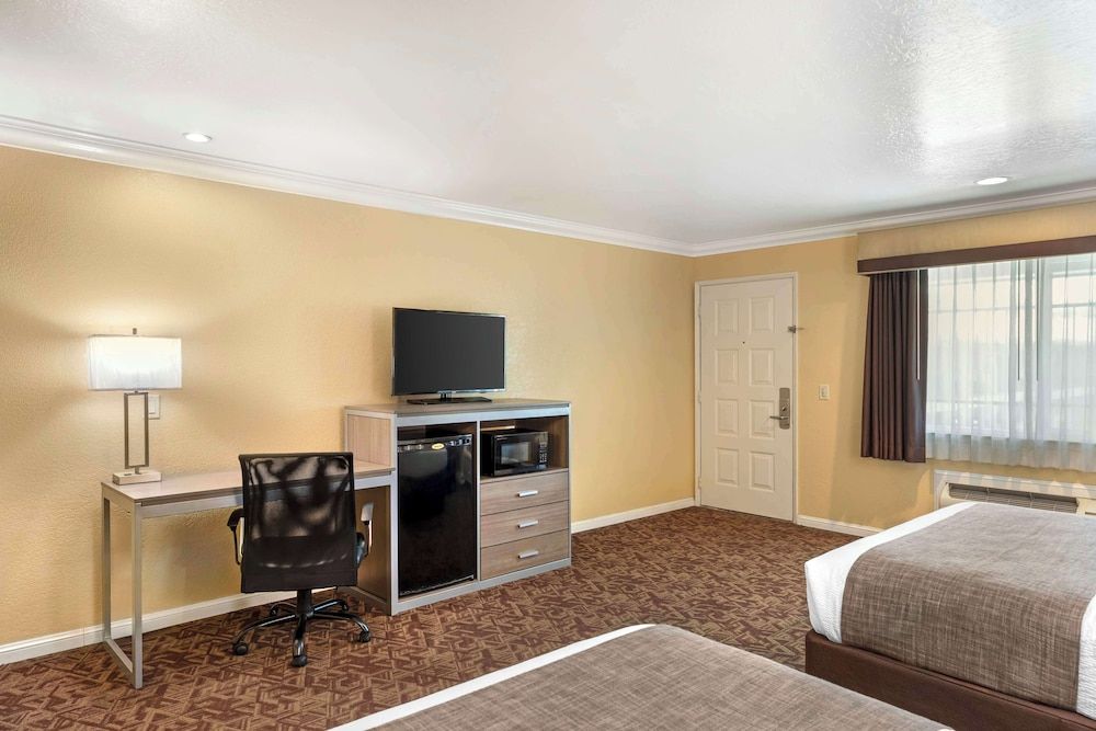 Best Western Hanford Inn Standard Room, 2 Queen Beds, Non Smoking 2
