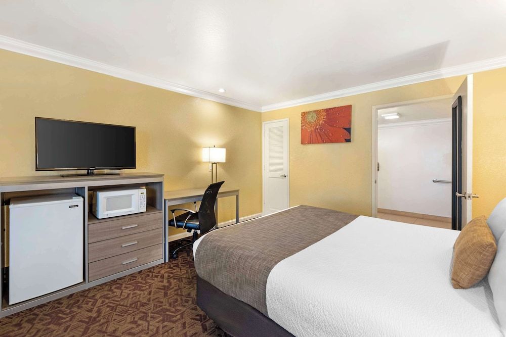Best Western Hanford Inn Standard Room, 1 King Bed, Non Smoking, Refrigerator & Microwave 3