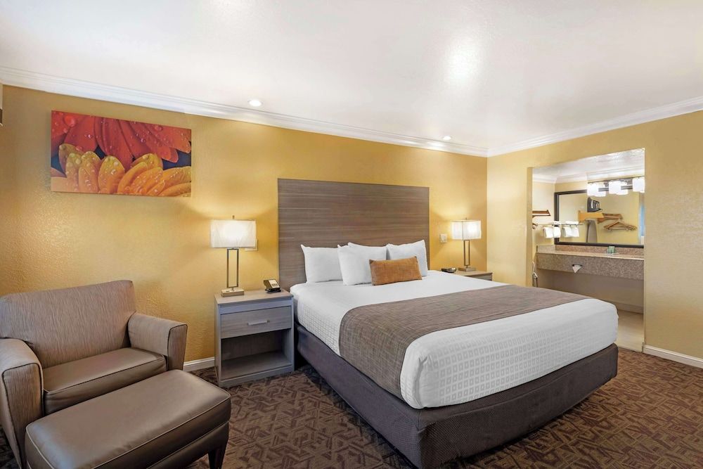 Best Western Hanford Inn Standard Room, 1 King Bed, Non Smoking, Refrigerator & Microwave 6