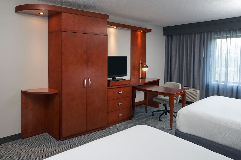 Room, 2 Queen Beds (Mobility/Hearing Accessible, Tub)