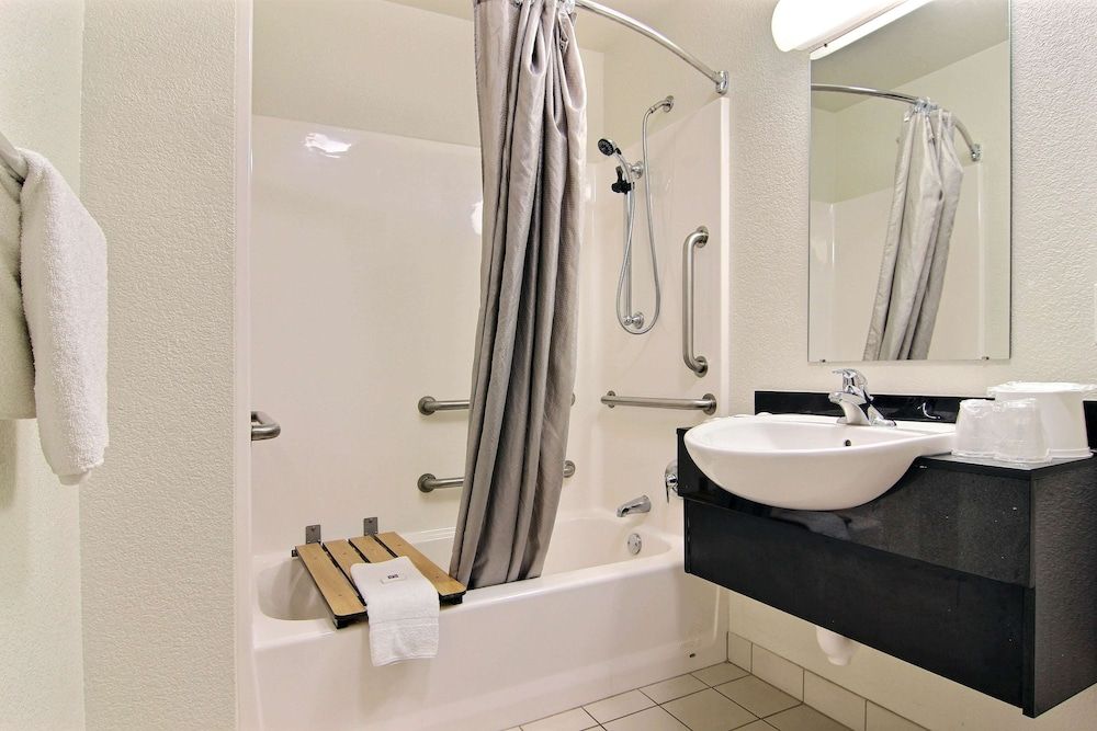 Motel 6 Fort Stockton, TX Deluxe Room, 1 Queen Bed, Non Smoking, Refrigerator & Microwave 7