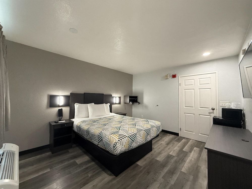 Deluxe Room, 1 Queen Bed, Accessible, Non Smoking