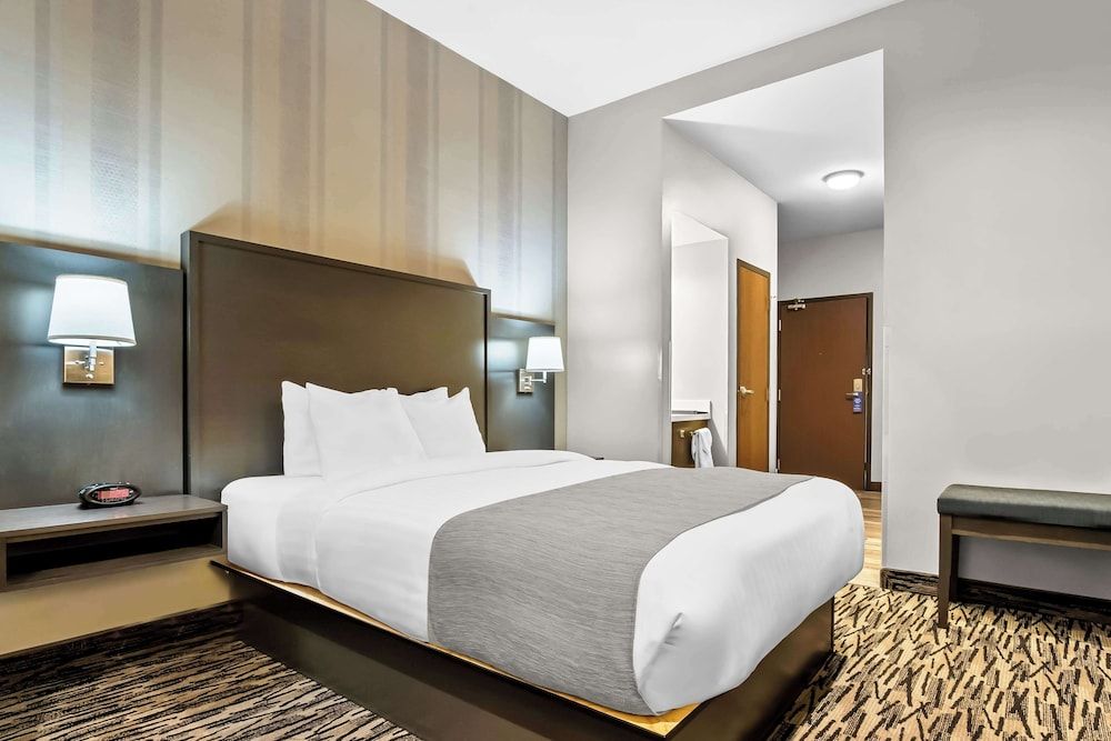 Best Western Sawtooth Inn & Suites Standard Room, 1 Queen Bed, Non Smoking, Patio