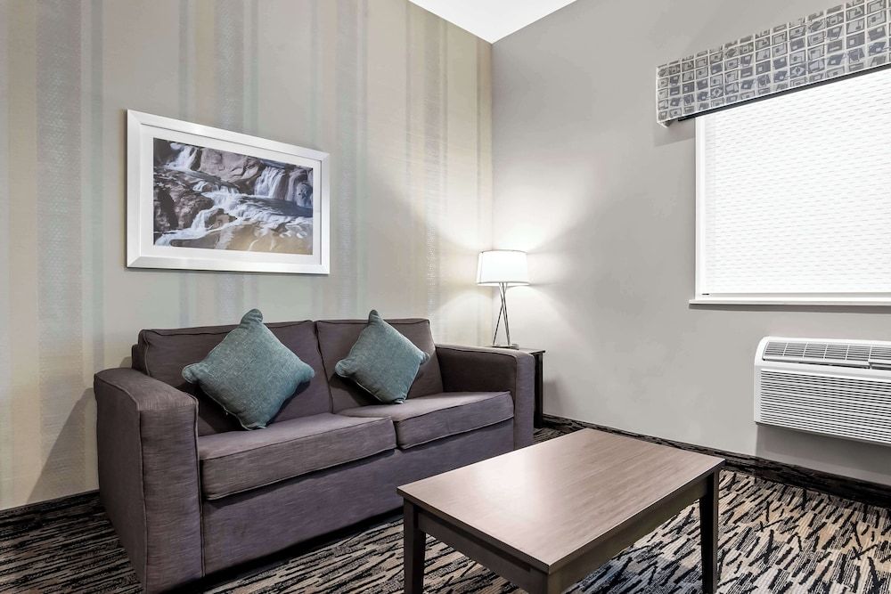 Best Western Sawtooth Inn & Suites Standard Room, 2 Queen Beds, Non Smoking, Refrigerator & Microwave (Walk-in Shower) 5