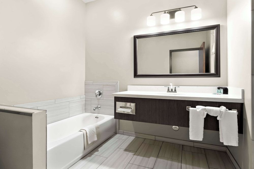 Best Western Sawtooth Inn & Suites Standard Room, 2 Queen Beds, Non Smoking, Refrigerator & Microwave (Walk-in Shower) 4